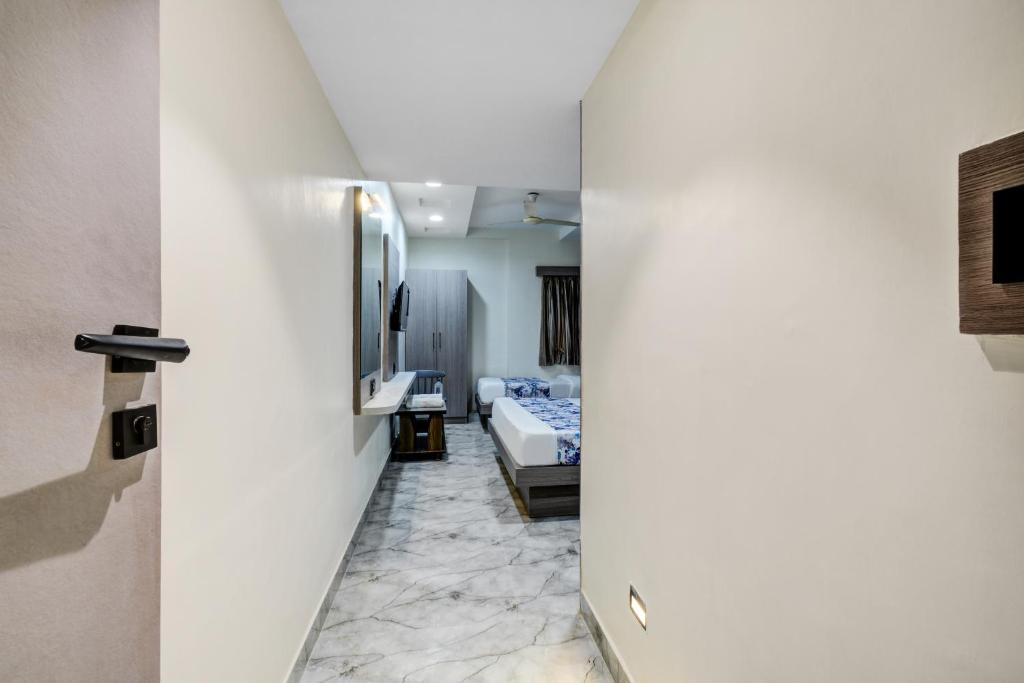 Postel nebo postele na pokoji v ubytování Hotel Royal Stay, Pakwan Sg Highway