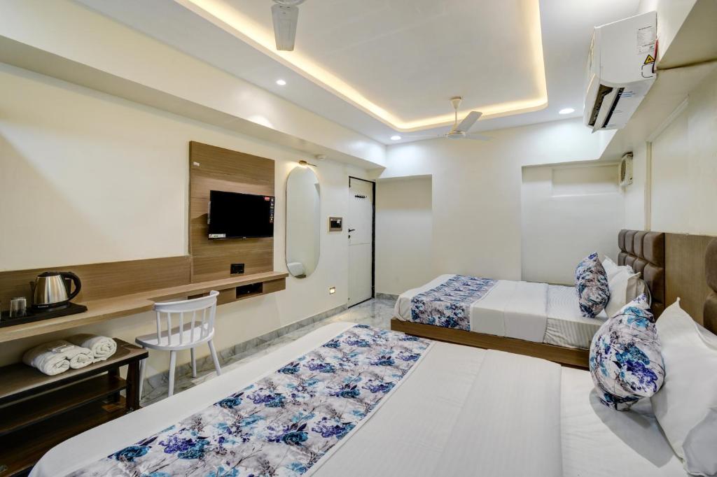Postel nebo postele na pokoji v ubytování Hotel Royal Stay, Pakwan Sg Highway
