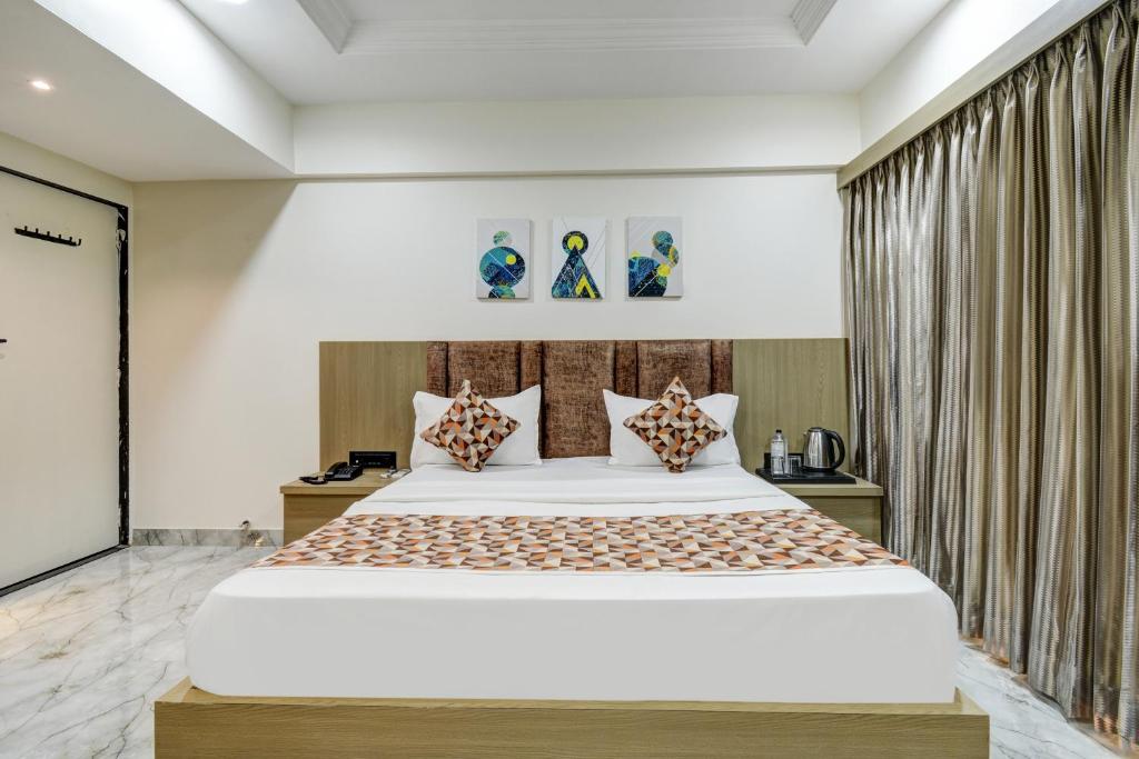 Postel nebo postele na pokoji v ubytování Hotel Royal Stay, Pakwan Sg Highway