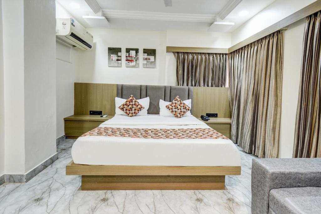 Postel nebo postele na pokoji v ubytování Hotel Royal Stay, Pakwan Sg Highway