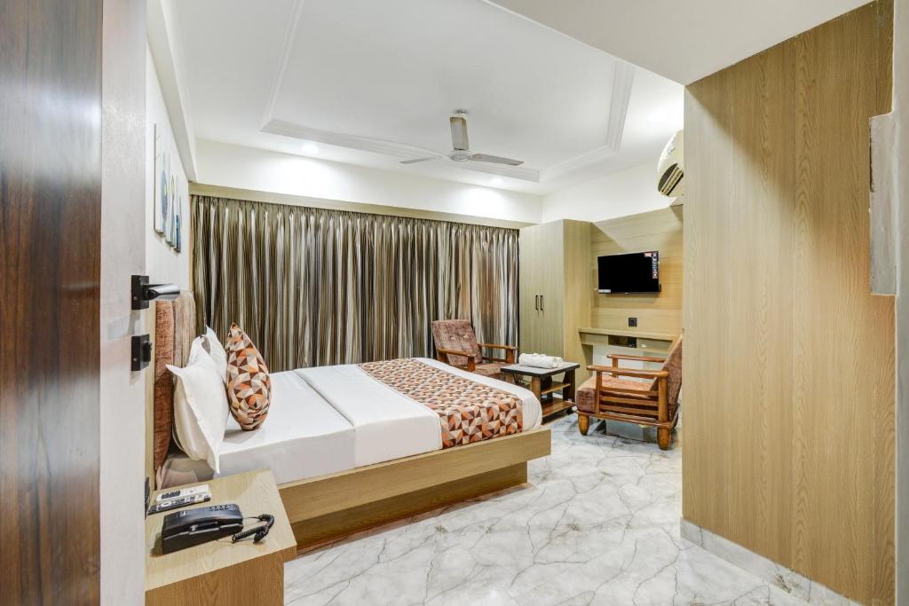 Postel nebo postele na pokoji v ubytování Hotel Royal Stay, Pakwan Sg Highway