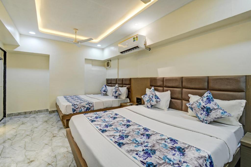 Postel nebo postele na pokoji v ubytování Hotel Royal Stay, Pakwan Sg Highway