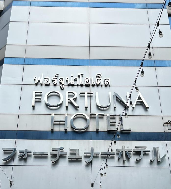 ein Schild für ein Hotel in Toronto an einem Gebäude in der Unterkunft Fortuna Hotel in Bangkok