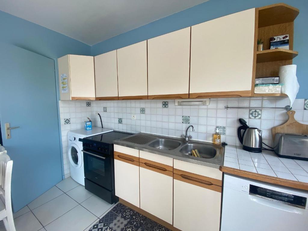 Kuchyňa alebo kuchynka v ubytovaní Maison proche centre et plage avec Wifi, 4 chambres - FR-1-22-337