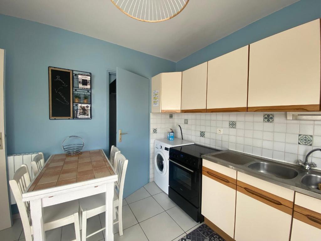 Kuchyňa alebo kuchynka v ubytovaní Maison proche centre et plage avec Wifi, 4 chambres - FR-1-22-337