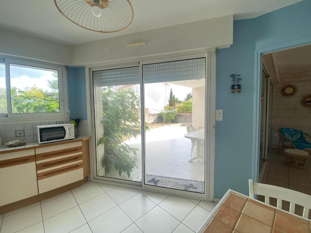 Kuchyňa alebo kuchynka v ubytovaní Maison proche centre et plage avec Wifi, 4 chambres - FR-1-22-337