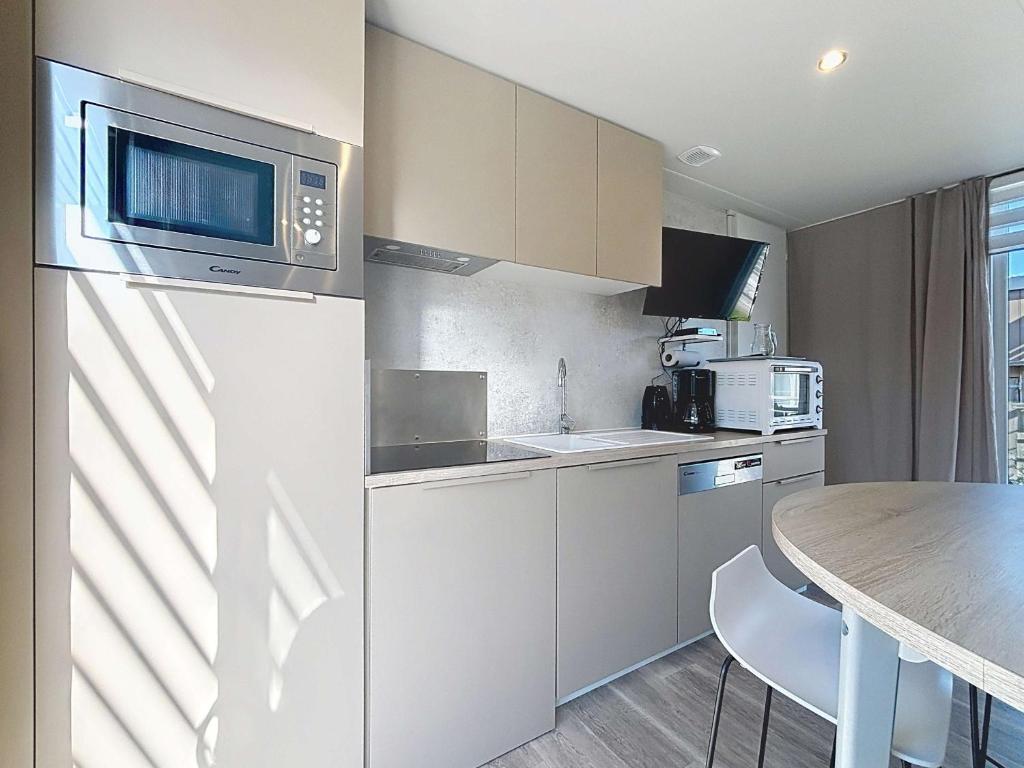 Kuchyňa alebo kuchynka v ubytovaní Mobil-home tout confort 6 pers, 200m plage, piscine chauffée, 2 SDB, Jullouville. - FR-1-361A-58