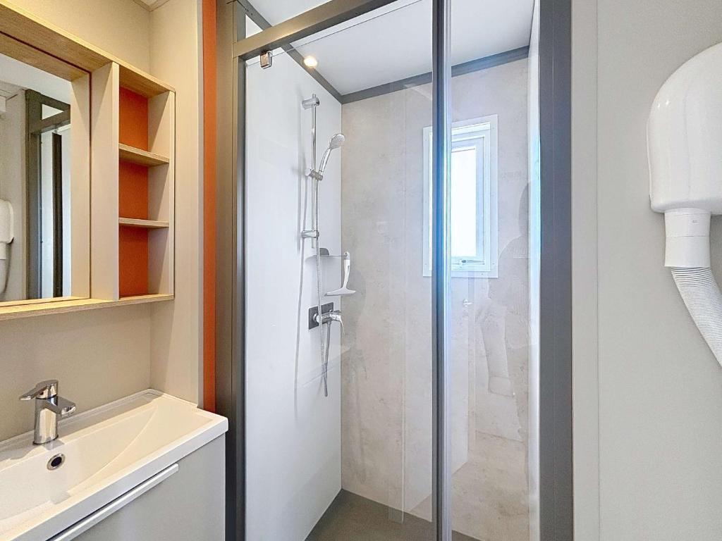 Kúpeľňa v ubytovaní Mobil-home tout confort 6 pers, 200m plage, piscine chauffée, 2 SDB, Jullouville. - FR-1-361A-58