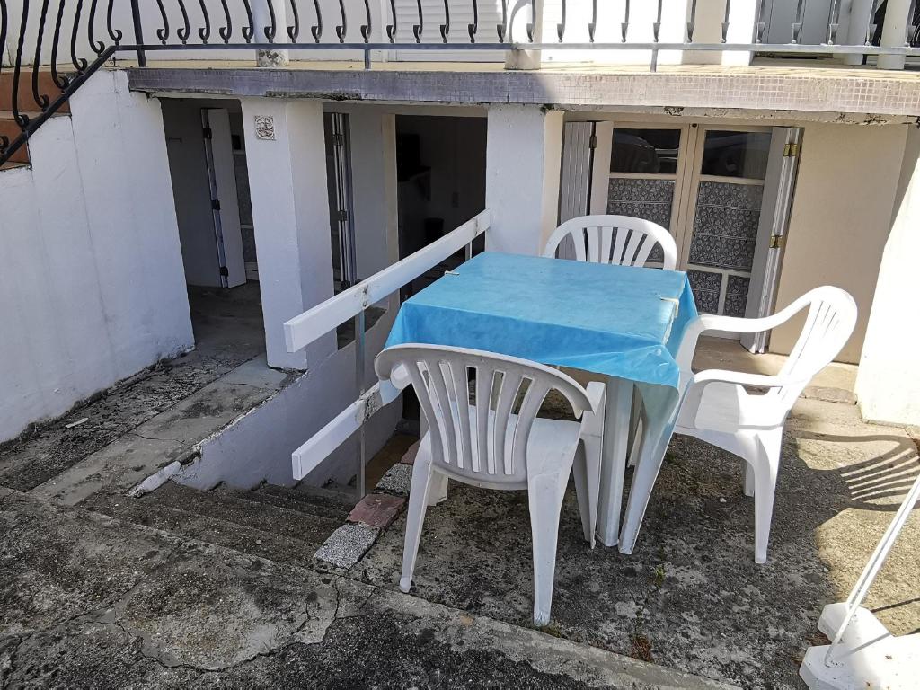 - une table et deux chaises sur une terrasse couverte dans l'établissement Appartement cosy en demi-sous-sol à 300m de la plage - Idéal pour 2/3 personnes - FR-1-357-317, à La Tranche-sur-Mer