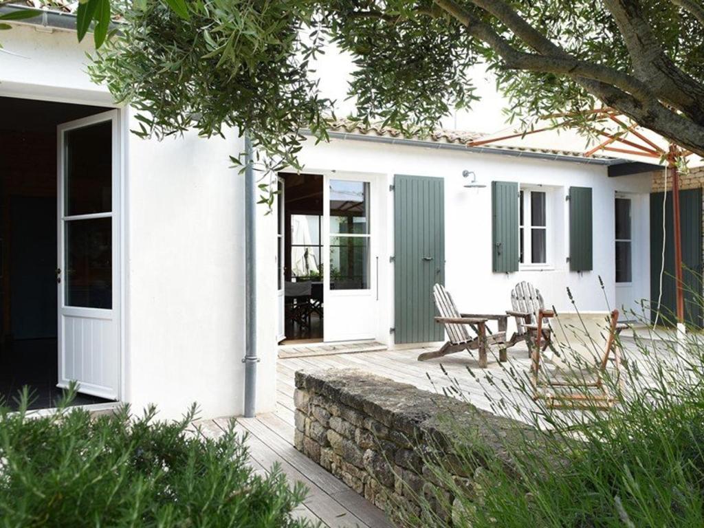 Photo de la galerie de l'établissement Maison de famille avec jardin au centre du village - FR-1-434-120, aux Portes