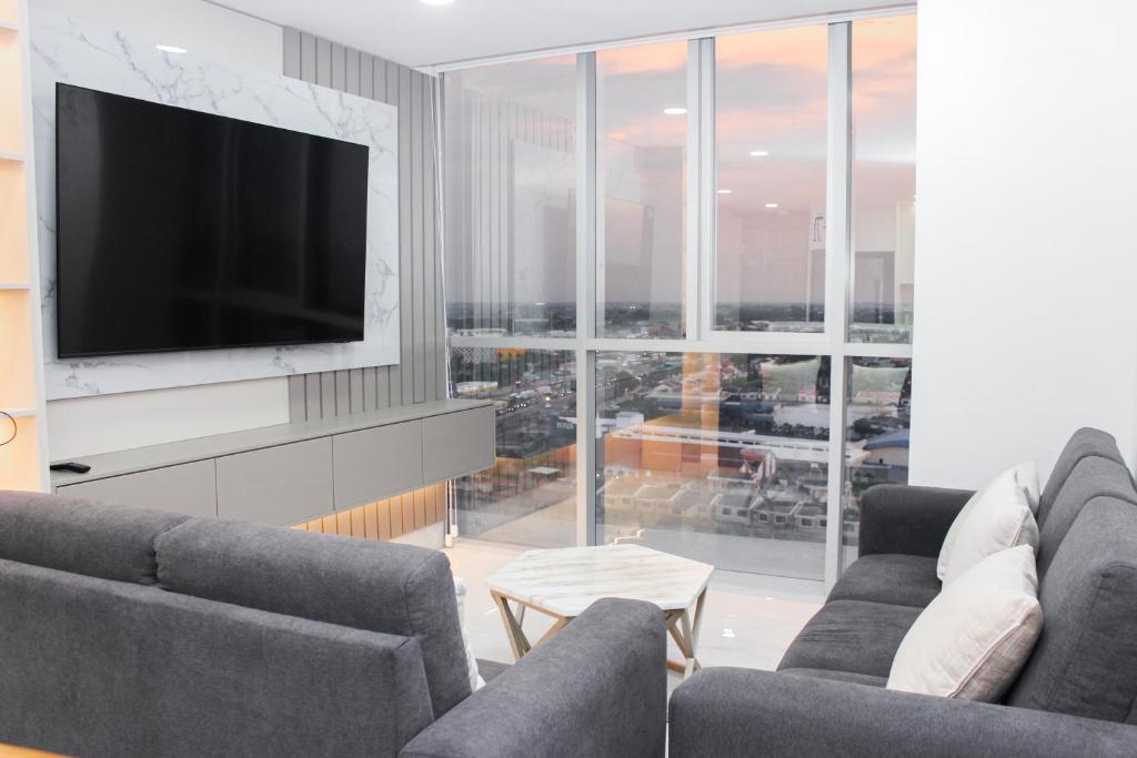 Khu vực ghế ngồi tại Depa de 3 habitaciones, piso alto, vista a la ciudad, piscina y gym
