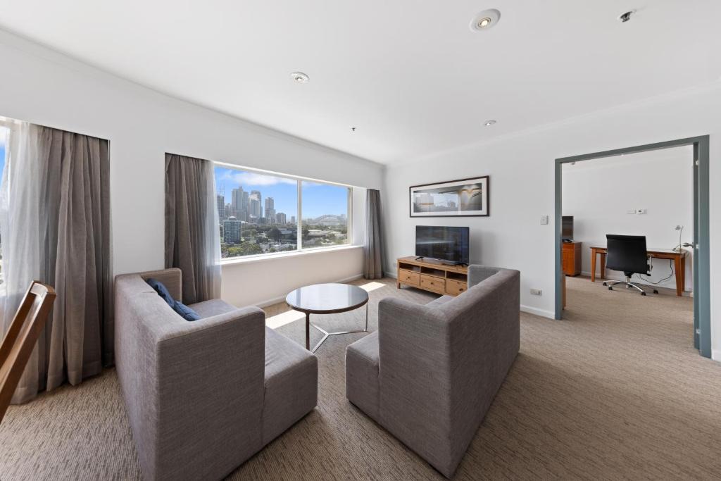 TV a/nebo společenská místnost v ubytování Holiday Inn Sydney Potts Point