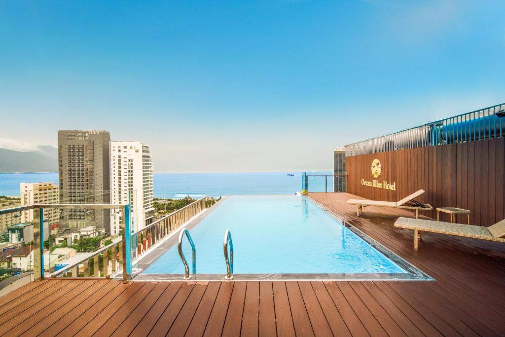 岘港Ocean Bliss Hotel - Free Sauna的大楼阳台上的游泳池