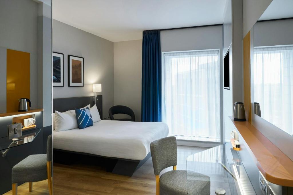 ダンディーにあるFour Points Flex by Sheraton Dundeeのベッドと窓のあるホテルの部屋
