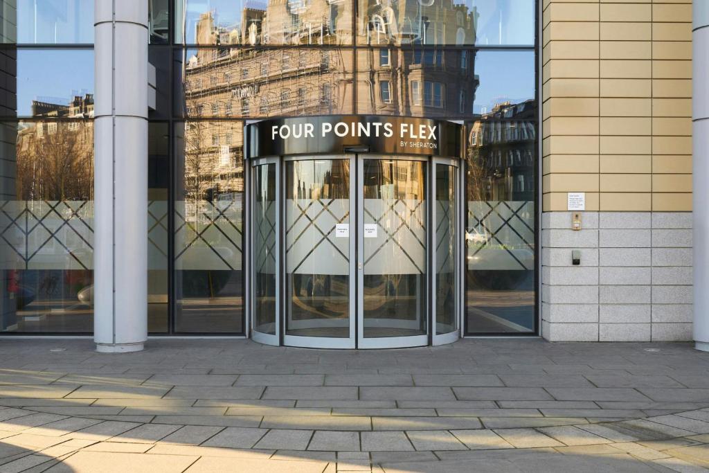 ダンディーにあるFour Points Flex by Sheraton Dundeeの建物前回転ドア