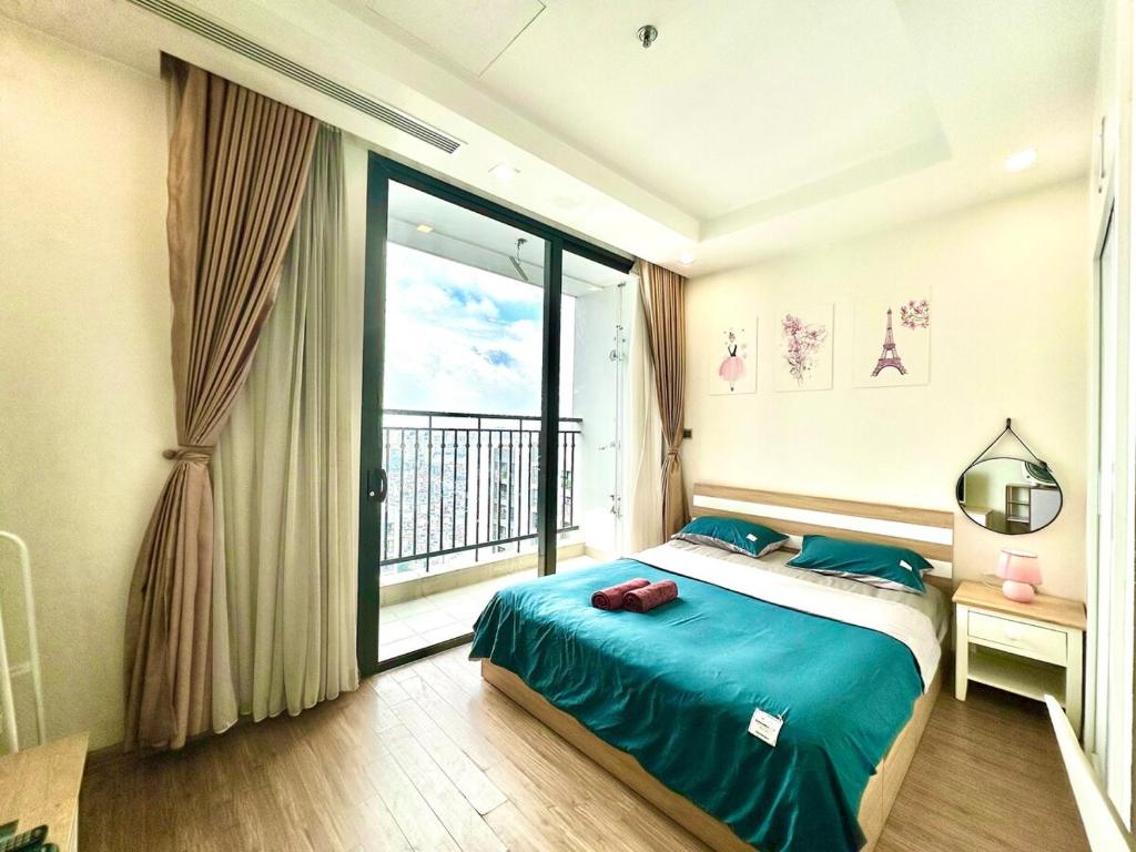 ein Schlafzimmer mit einem Bett und einem großen Fenster in der Unterkunft Top Floor High Quality Studio In Vinhomes Green Bay Near Marriott, Grand Plaza in Hanoi