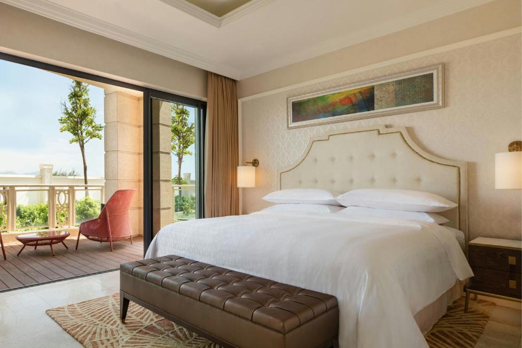 Postel nebo postele na pokoji v ubytování Sheraton Grand Danang Beach Resort & SPA