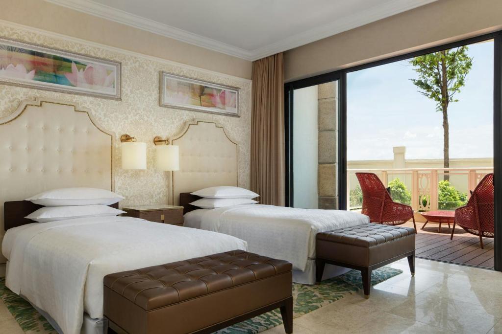 Postel nebo postele na pokoji v ubytování Sheraton Grand Danang Beach Resort & SPA