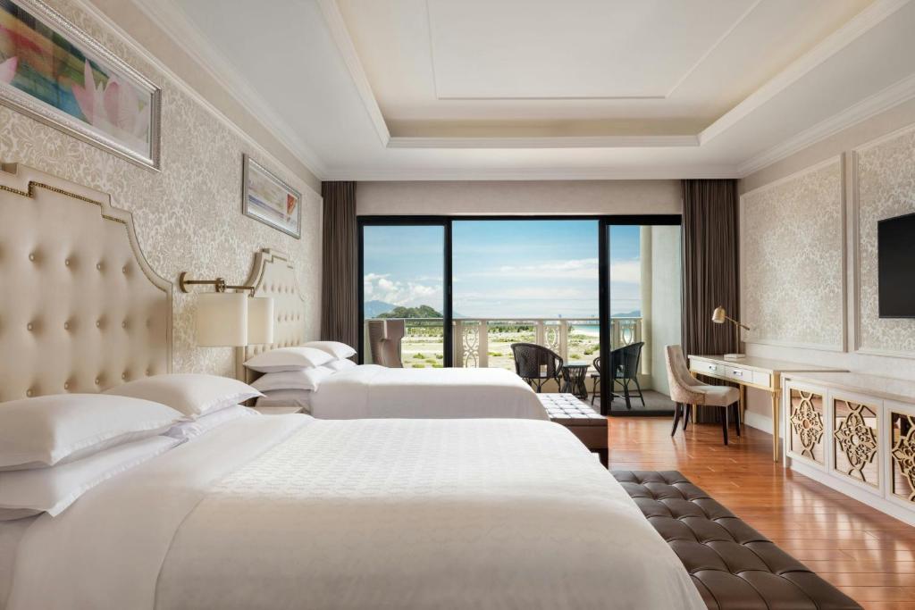Postel nebo postele na pokoji v ubytování Sheraton Grand Danang Beach Resort & SPA