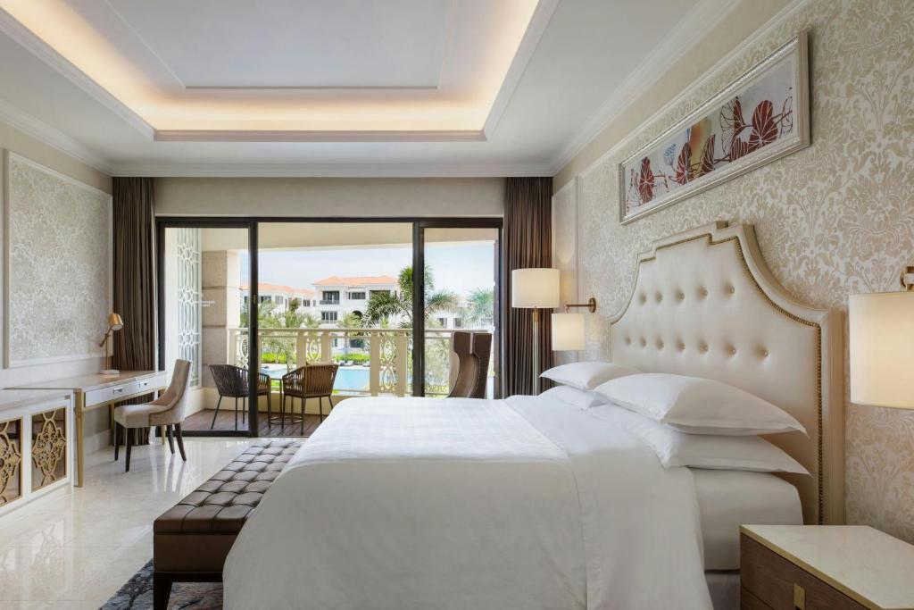 Deluxe, Guest room, 1 King, Pool view