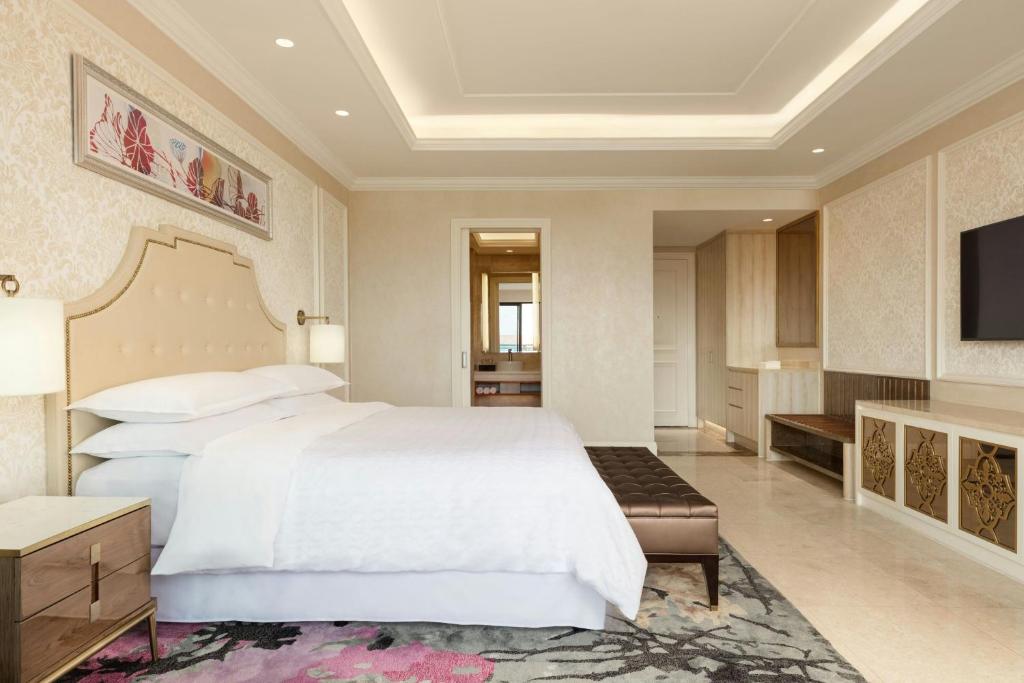 Deluxe, Guest room, 1 King, Pool view