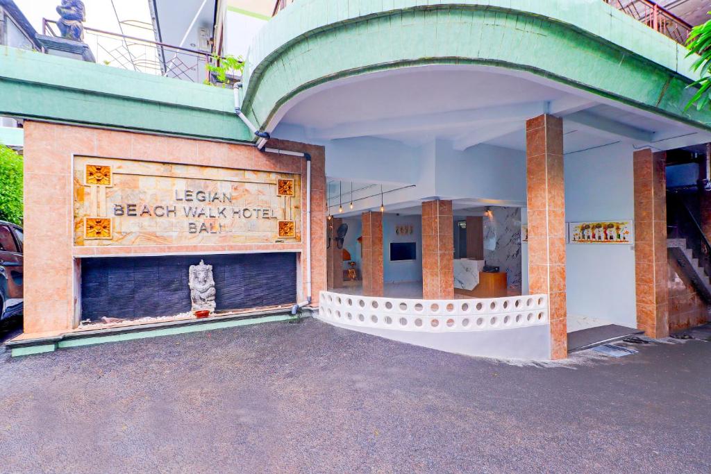 Un frente de tienda de un edificio con un letrero en él en Townhouse Oak Legian Near Kuta Beach Formerly Sayang Maha Merta, en Legian