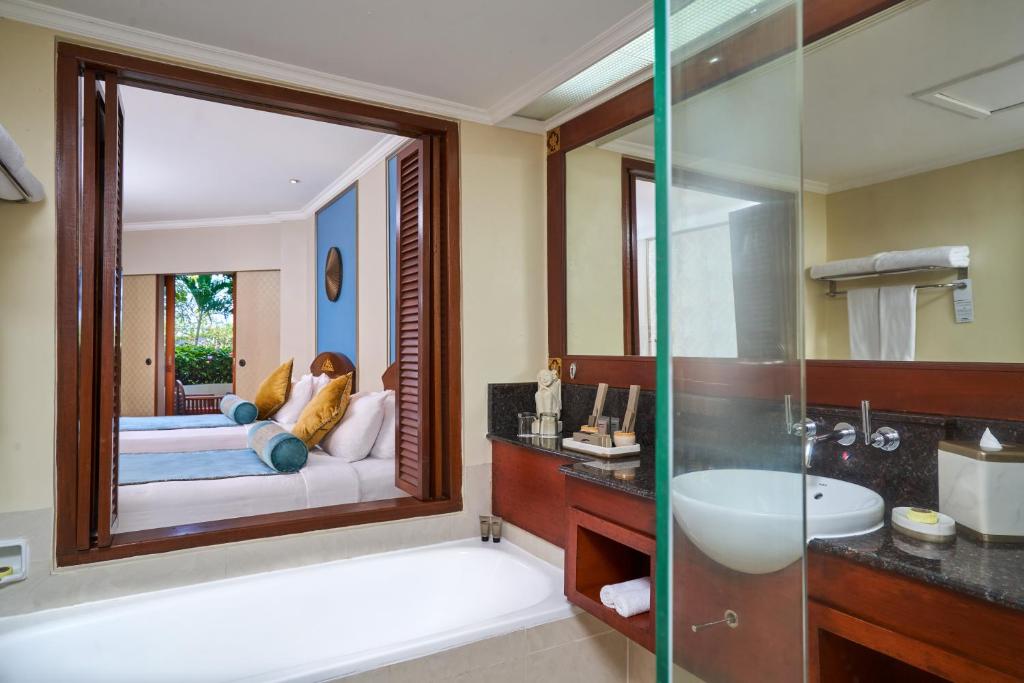 Postel nebo postele na pokoji v ubytování Grand Mirage Resort & Thalasso Bali