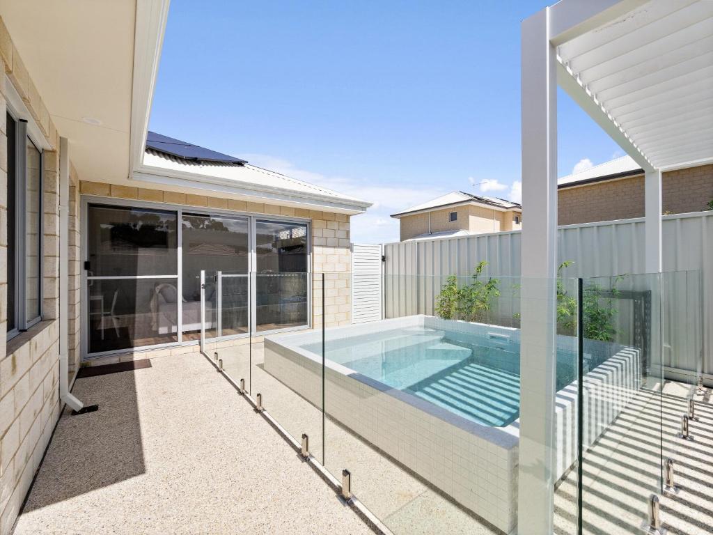 ein Haus mit einem Swimmingpool mit Glaswänden in der Unterkunft Summer Retreat Plunge Pool Proximity Town- Beach in Mandurah