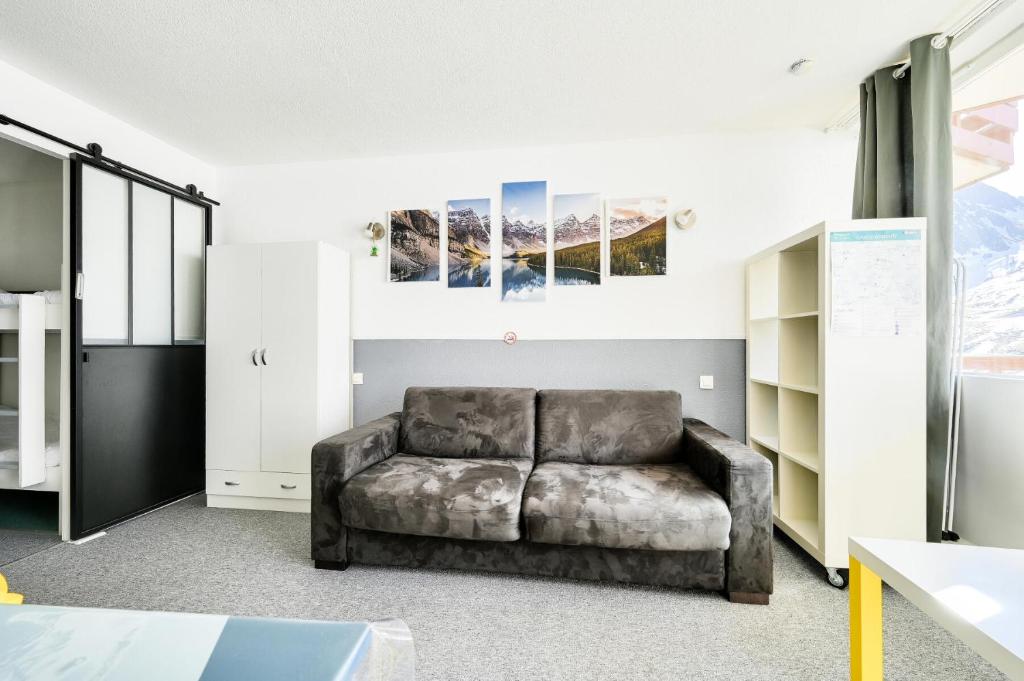 - un salon avec un canapé dans l'établissement Résidence Le Montana - maeva Home - Studio 4 personnes - Prestige MAE-8211, à La Mongie