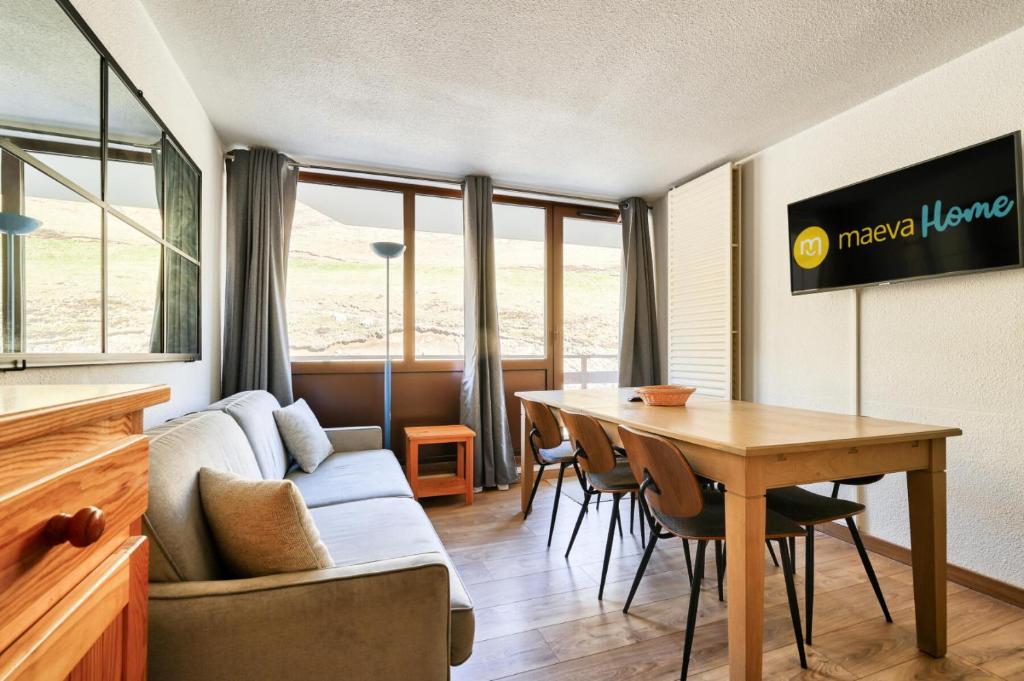 un salon avec un canapé et une table dans l'établissement Résidence Le Montana - maeva Home - Appartement 2 pièces 6 personnes - Confort MAE-5501, à La Mongie