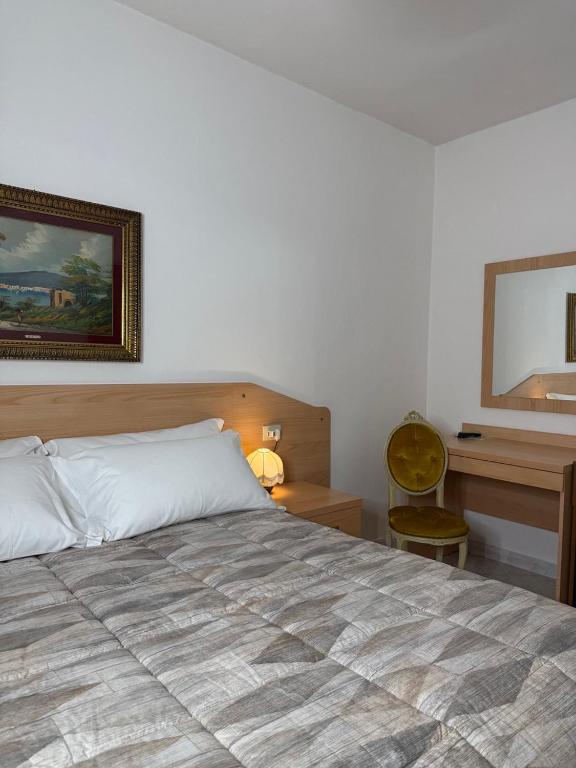 Łóżko lub łóżka w pokoju w obiekcie Albergo Edera