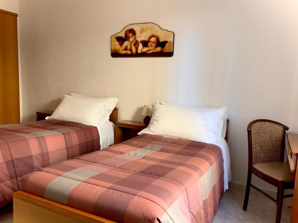 Łóżko lub łóżka w pokoju w obiekcie Albergo Edera