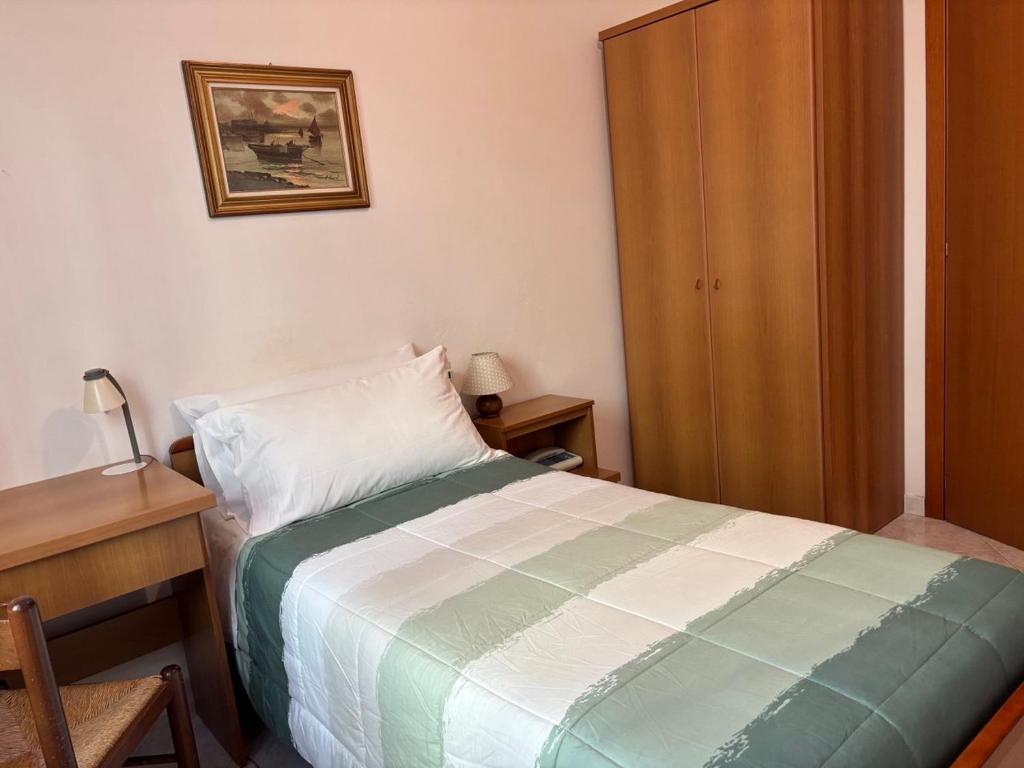 Łóżko lub łóżka w pokoju w obiekcie Albergo Edera