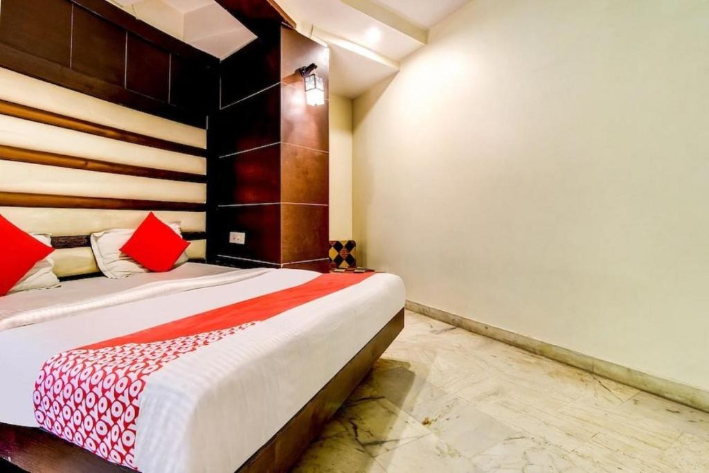 Postel nebo postele na pokoji v ubytování The Spot Guest House - New Delhi 2 Minute Walkable New Delhi Railway Station