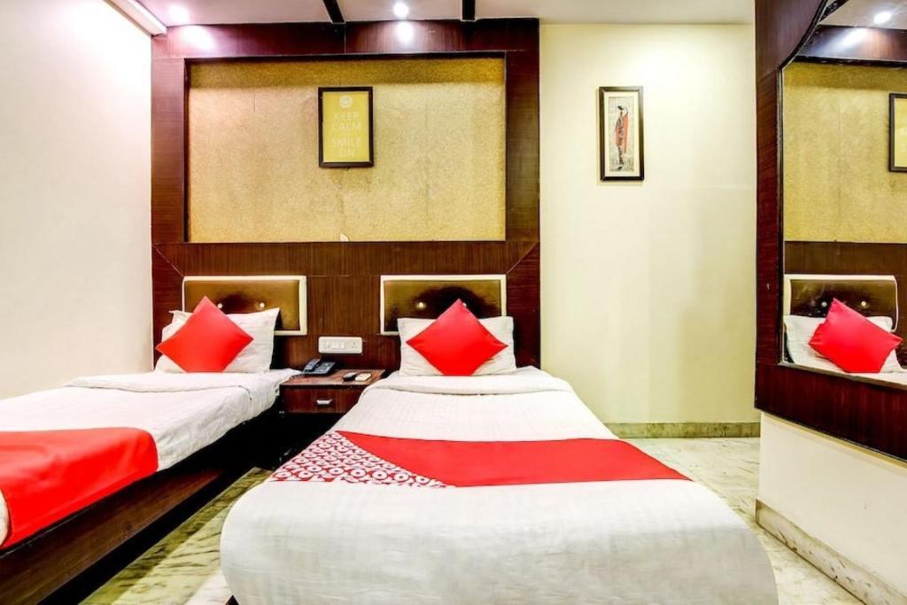 Postel nebo postele na pokoji v ubytování The Spot Guest House - New Delhi 2 Minute Walkable New Delhi Railway Station
