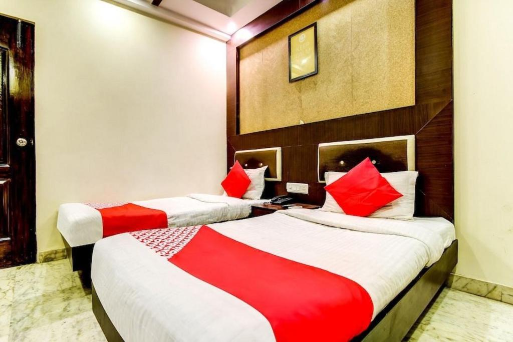 Postel nebo postele na pokoji v ubytování The Spot Guest House - New Delhi 2 Minute Walkable New Delhi Railway Station