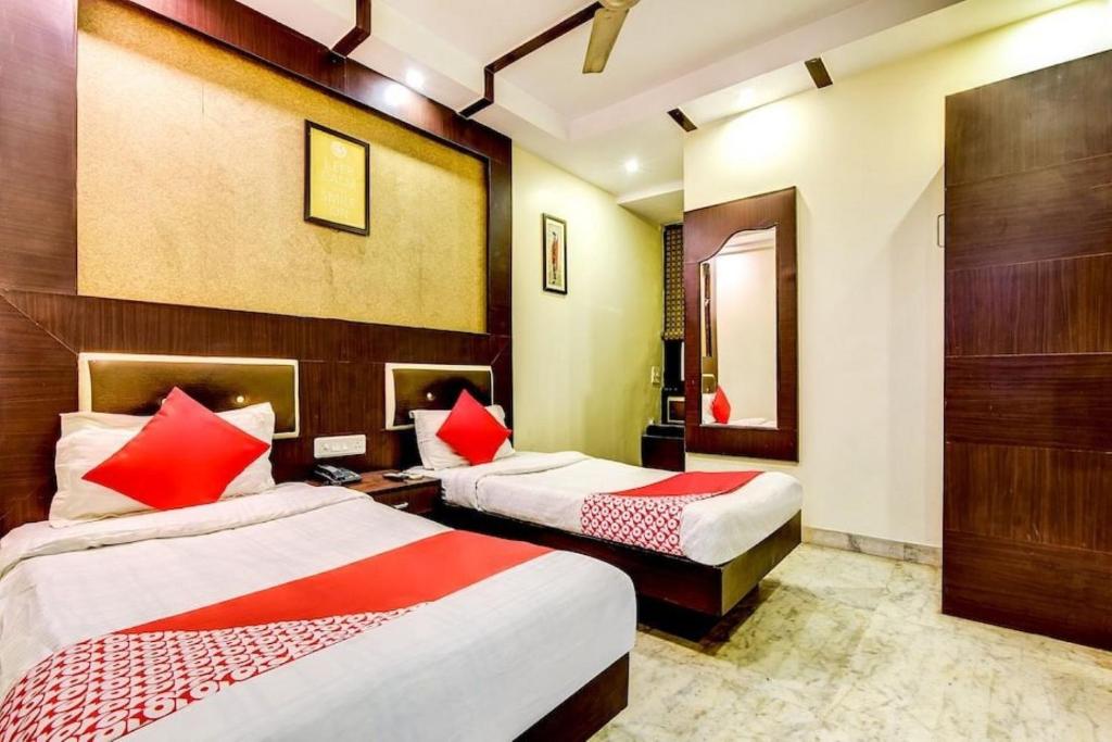 Postel nebo postele na pokoji v ubytování The Spot Guest House - New Delhi 2 Minute Walkable New Delhi Railway Station