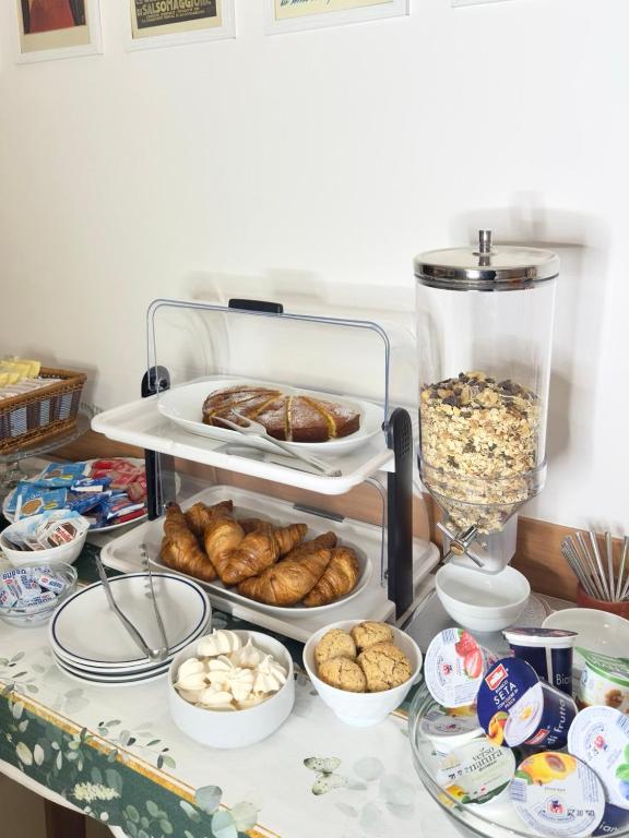 stół z półką wypieków i innych produktów spożywczych w obiekcie Albergo Edera w mieście Salsomaggiore Terme