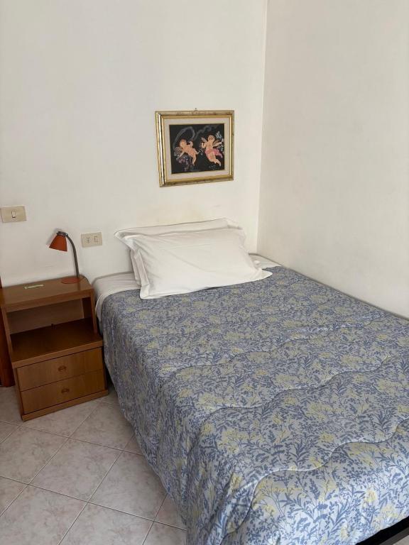 Łóżko lub łóżka w pokoju w obiekcie Albergo Edera
