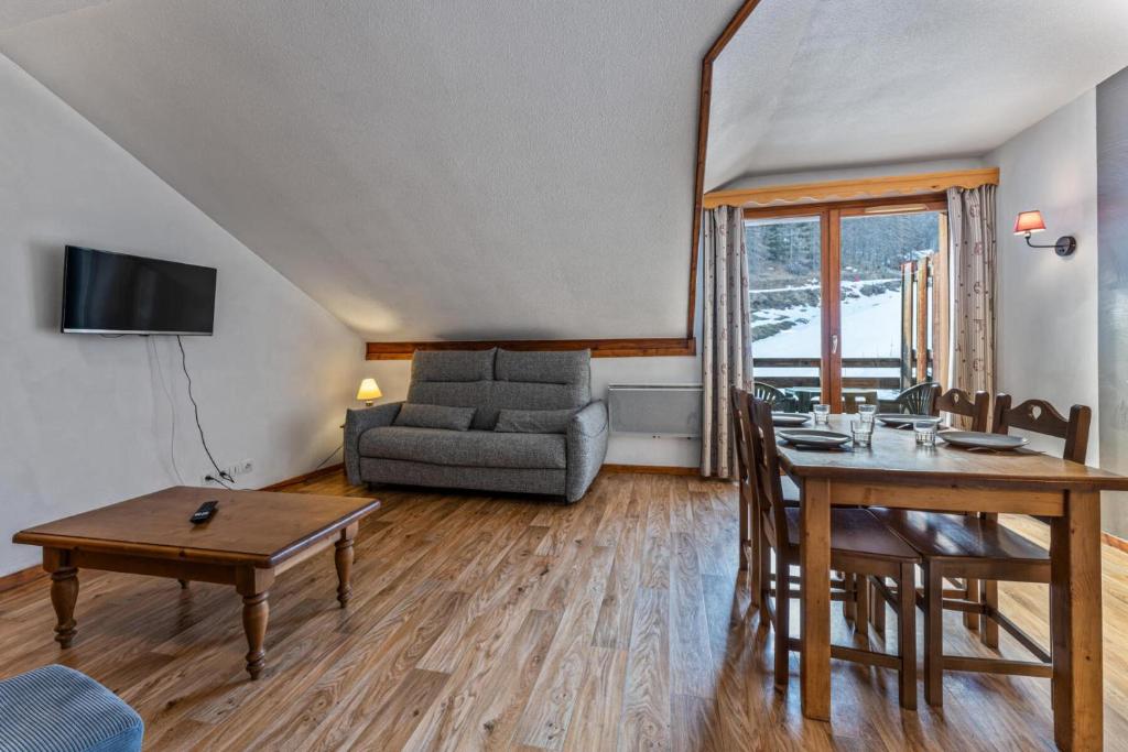un salon avec un canapé et une table dans l'établissement Résidence Les Hauts De Preclaux - Appartement avec balcon et vue sur les pistes MAE-4461, aux Orres