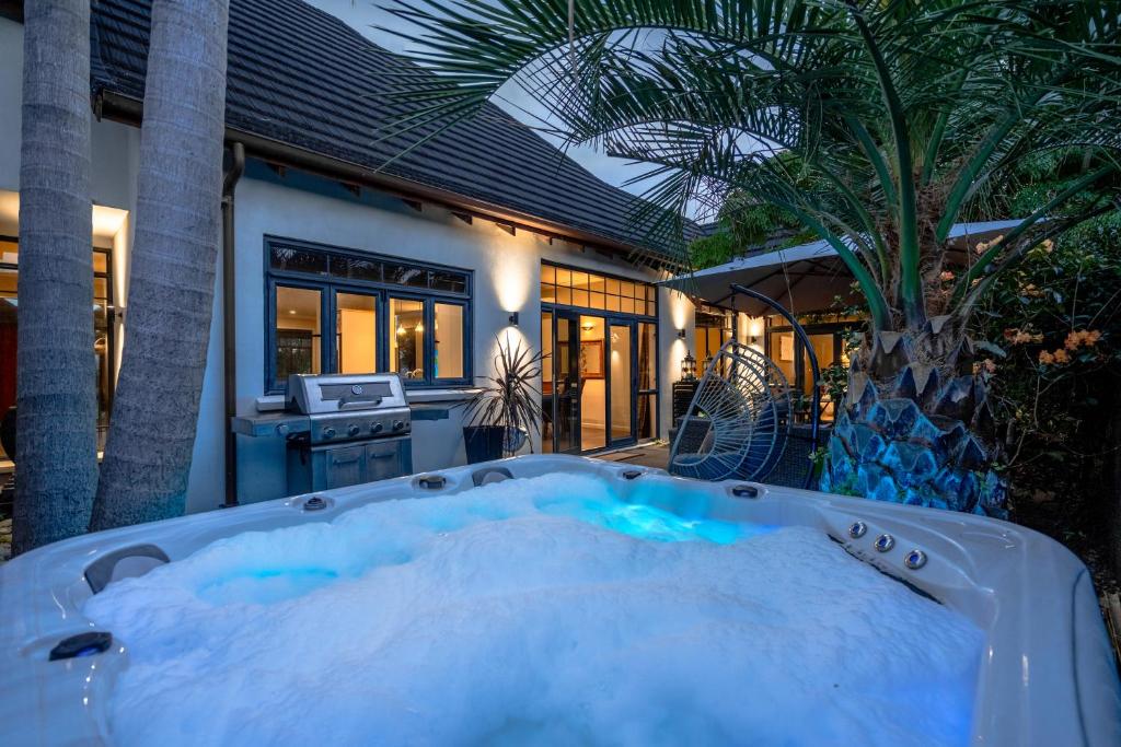 Palm Paradise with Spa - Resim 34