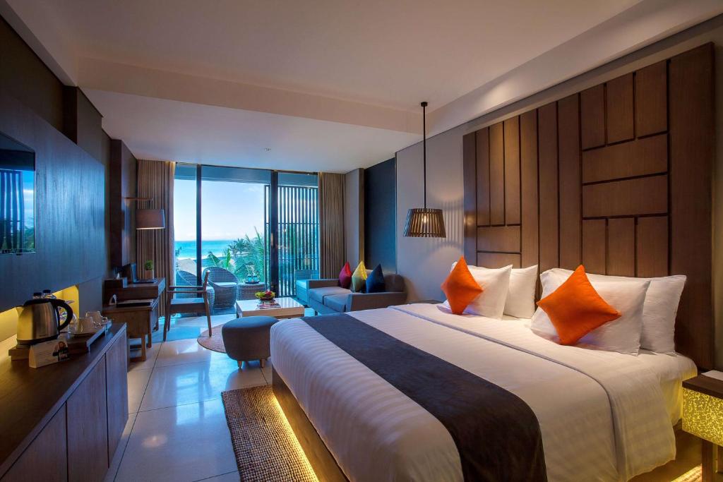 Postel nebo postele na pokoji v ubytování Wyndham Tamansari Jivva Resort Bali