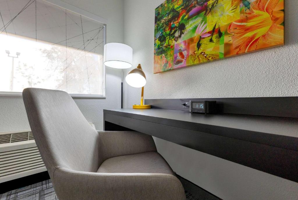 La Quinta Inn & Suites by Wyndham Jacksonville Mandarin - Deluxe King Room - Non-Smoking