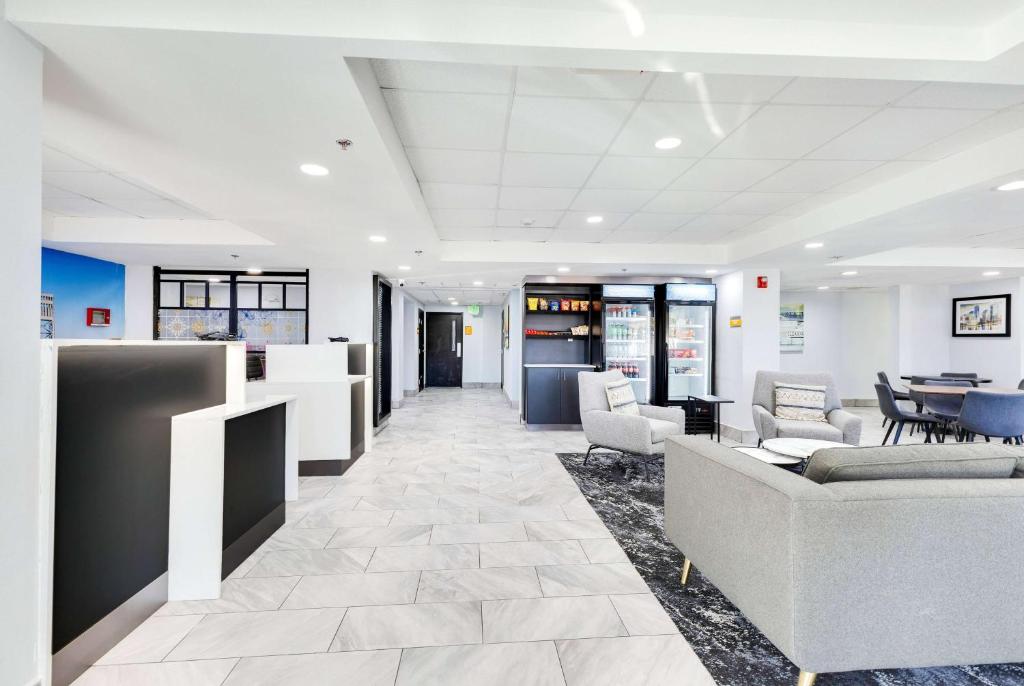 La Quinta Inn & Suites by Wyndham Jacksonville Mandarin photo