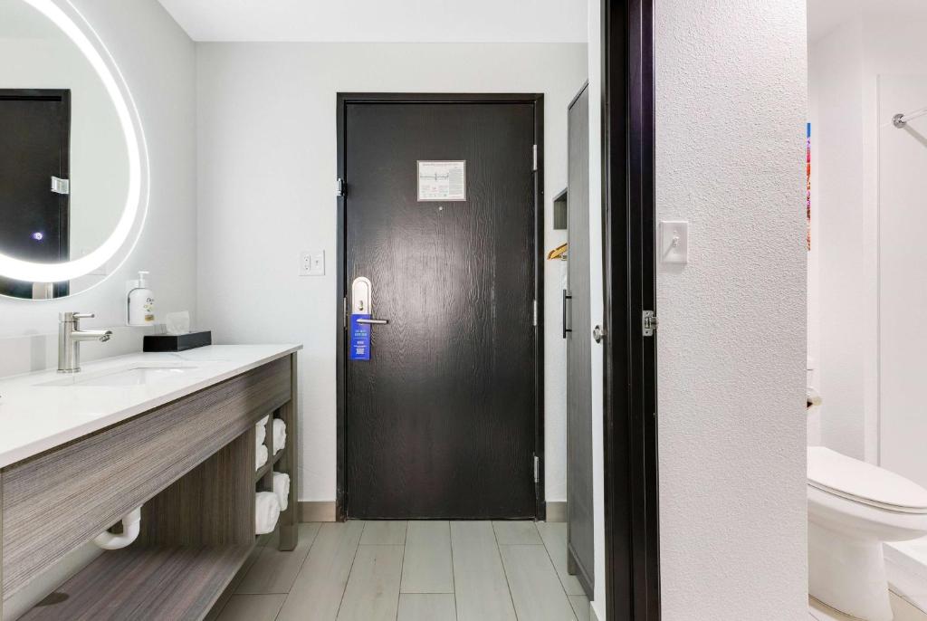 La Quinta Inn & Suites by Wyndham Jacksonville Mandarin photo
