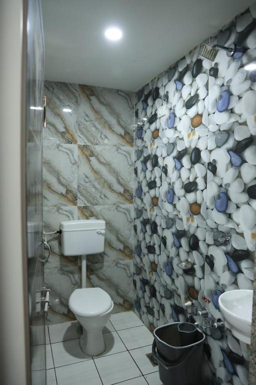 Koupelna v ubytování Hotel Aaram Kalupur