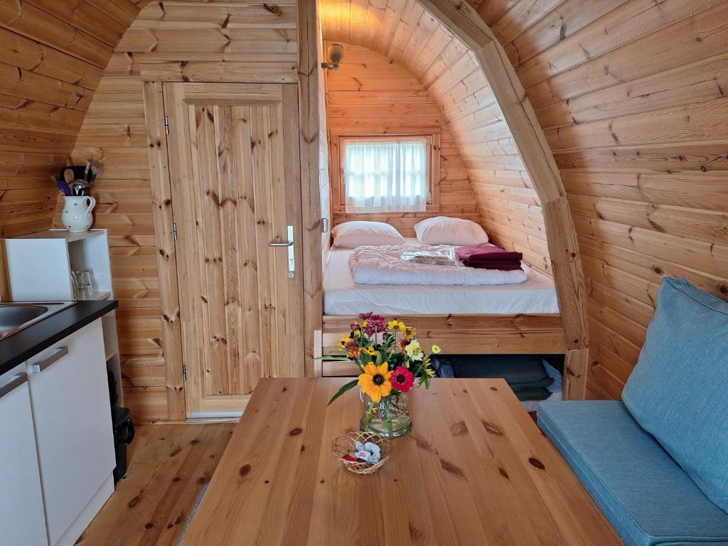 a small room with a bed in a wooden cabin at Luxe Houten Pod 3 Aagtekerke Dichtbij Zee en Natuur in Aagtekerke