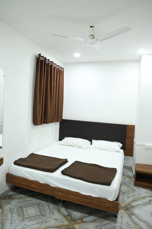 Postel nebo postele na pokoji v ubytování Hotel Aaram Kalupur