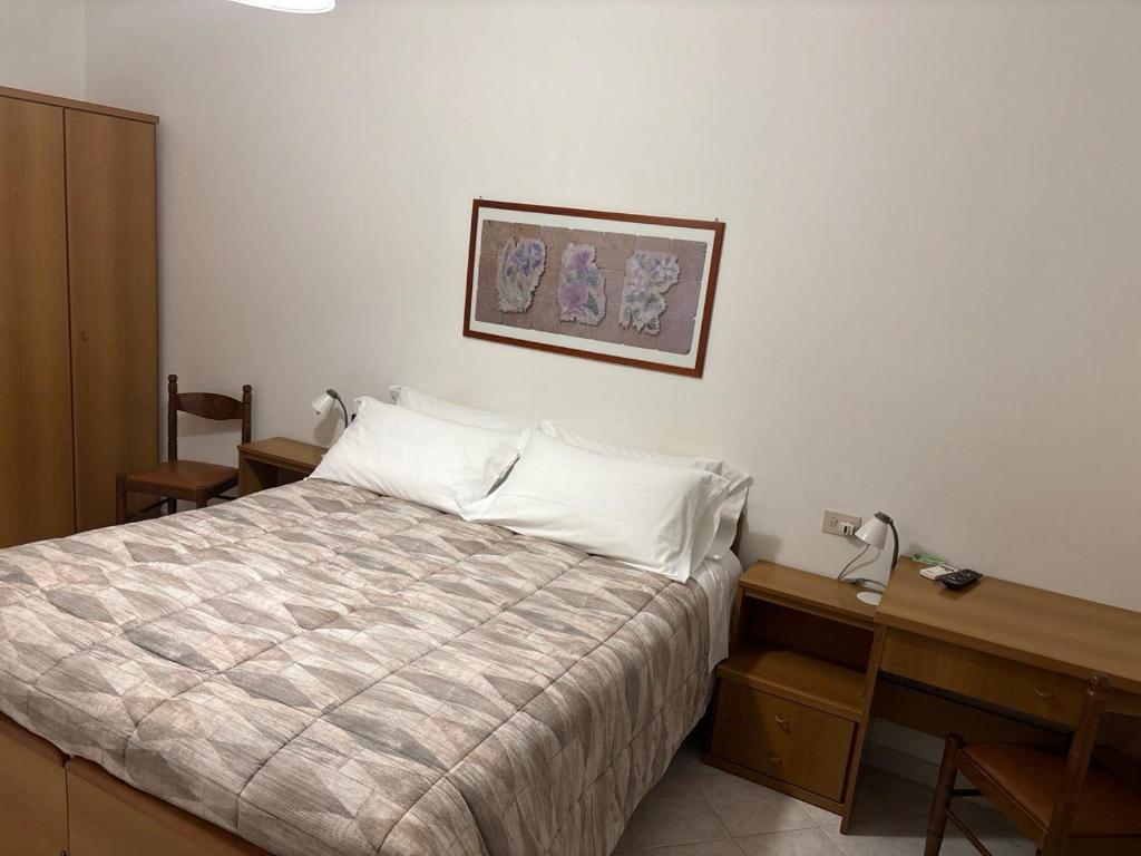 Łóżko lub łóżka w pokoju w obiekcie Albergo Edera