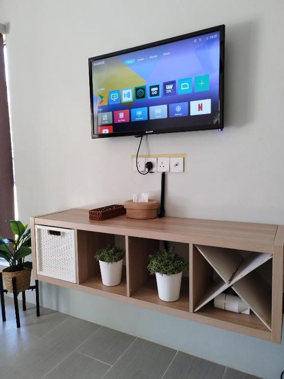 TV a/nebo společenská místnost v ubytování Rajawali Riverside Retreat